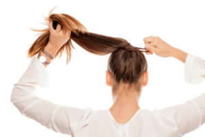 髪を触ると頭皮が痛いのは が原因 髪質や長さよりも重要なことまで徹底解説 美テラシー
